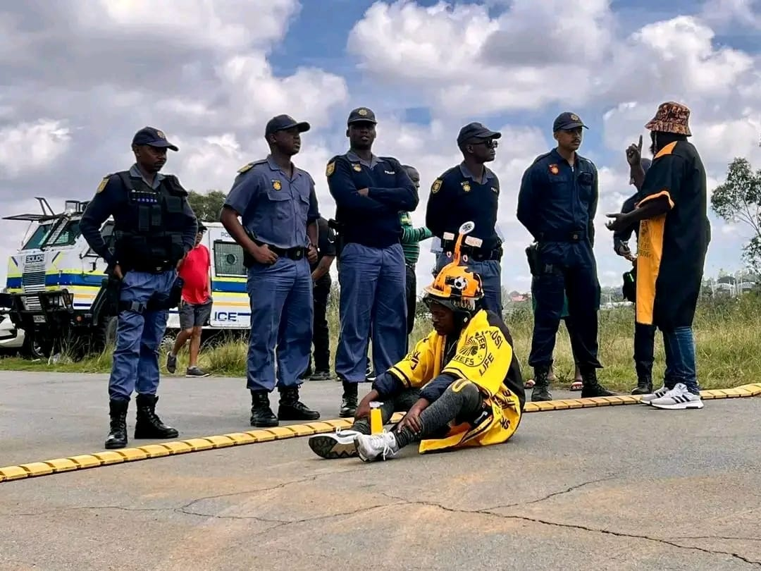 Angry Kaizer Chiefs Supporters Are Protesting Outside Naturena Village