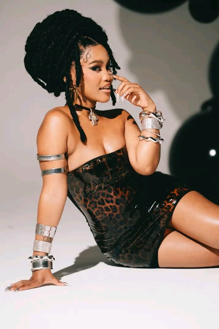 Award-winning multi-platinum star Zee Nxumalo continues her extraordinary rise as her hit single "Ngisakuthanda" earns two major nominations at the 32nd South African Music Awards (SAMAs).