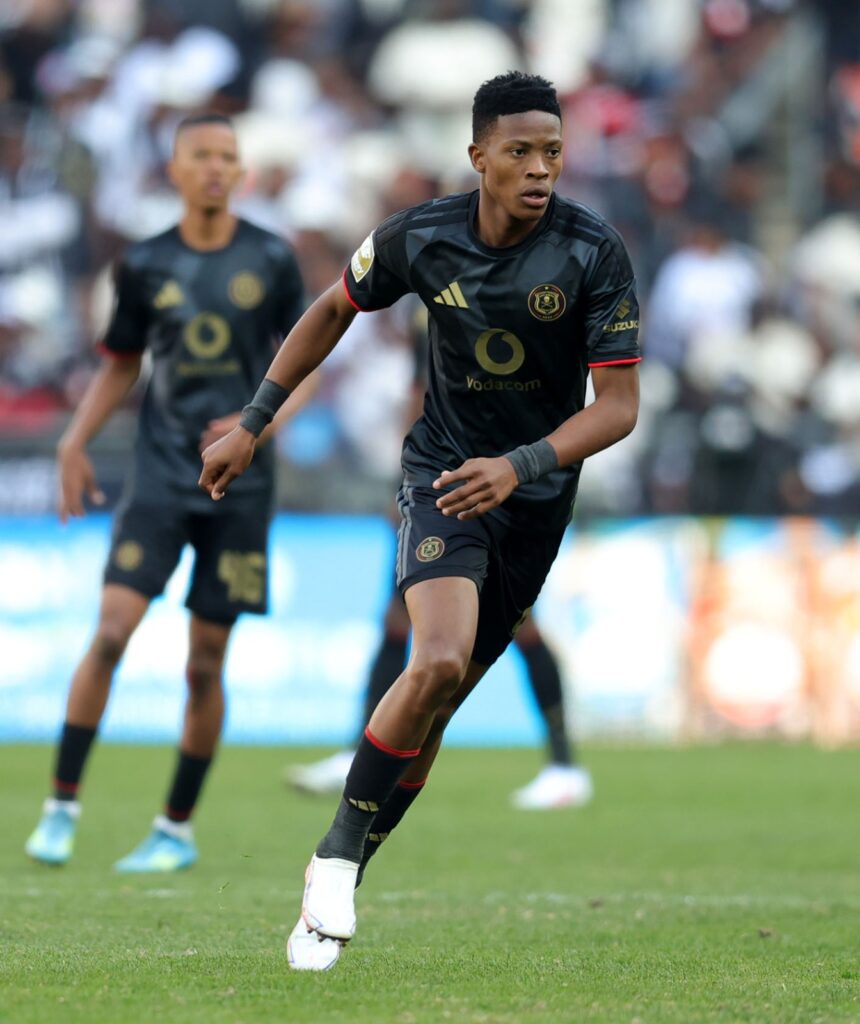 Orlando Pirates head coach Abdeslam Ouaddou has strongly defended striker Yanela Mbuthuma amid growing calls from supporters for him to be dropped.